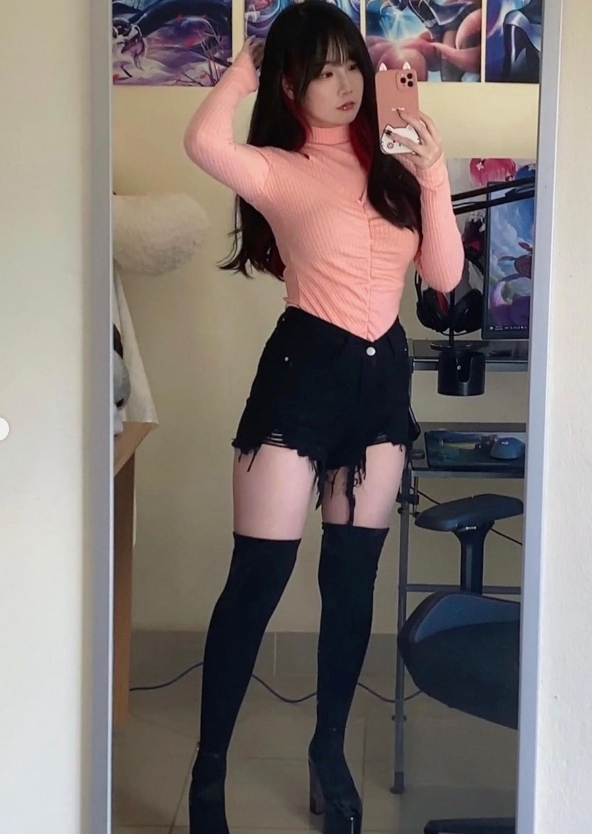 解说Kitty晒照：采访了十一位选手，今年的赛程还有复活甲呢(解说 cat)