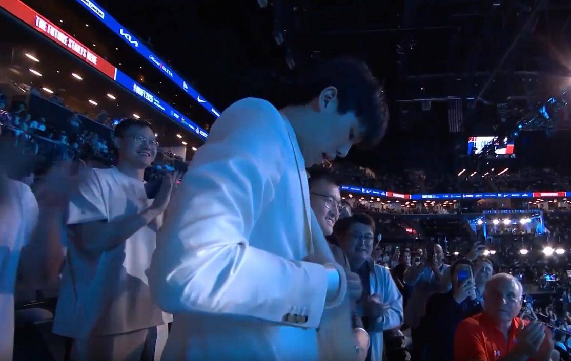 杨瀚森父母启程前往美国陪儿子参加NBA选秀大会的简单介绍