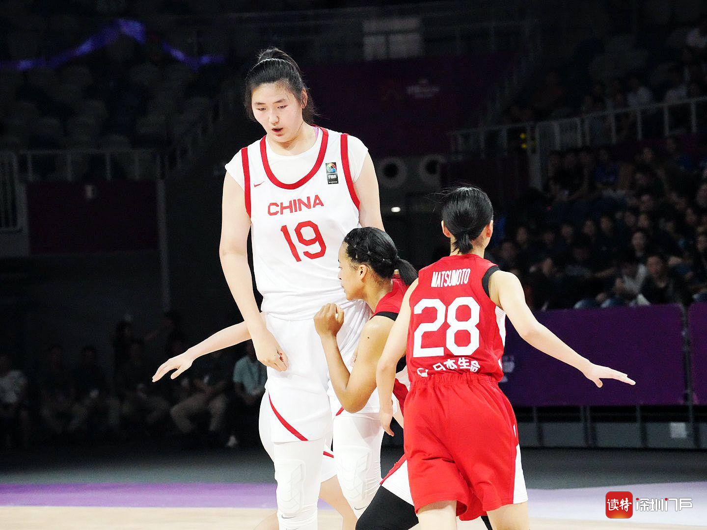 中国女篮狂胜韩国获季军张子宇内线进攻(中国韩国女子篮球赛)