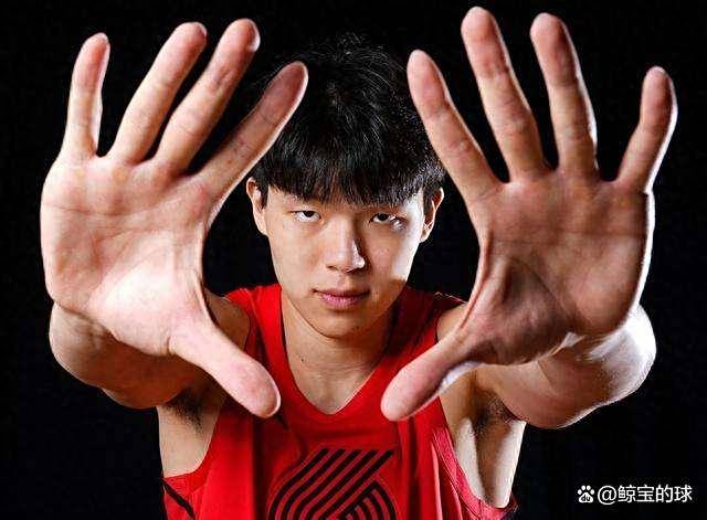 稳住心态！杨瀚森持球单打被吹进攻犯规，表情略显无措的简单介绍