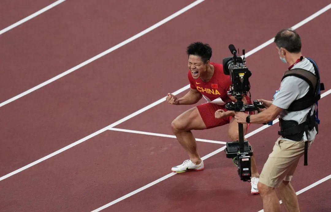 突破极限：球员精彩表现赢得掌声(突破球员有什么用)