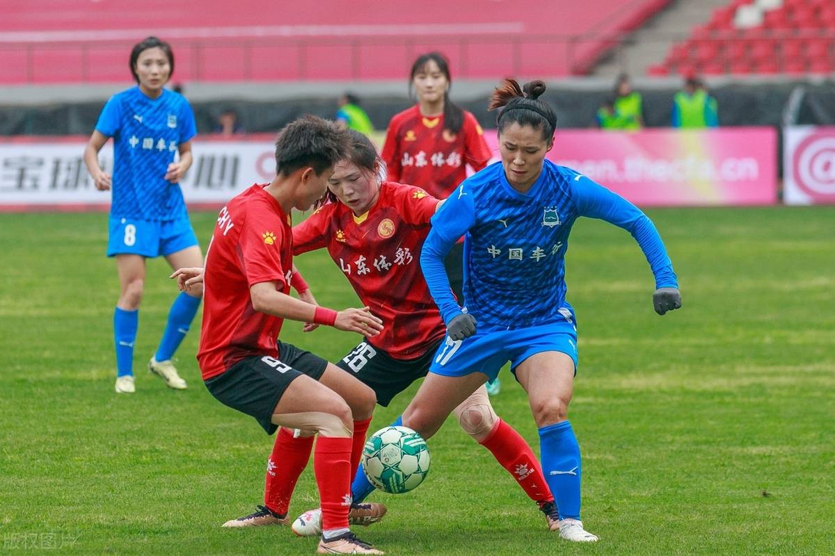 优秀女足运动员备战关键比赛(女足著名运动员)