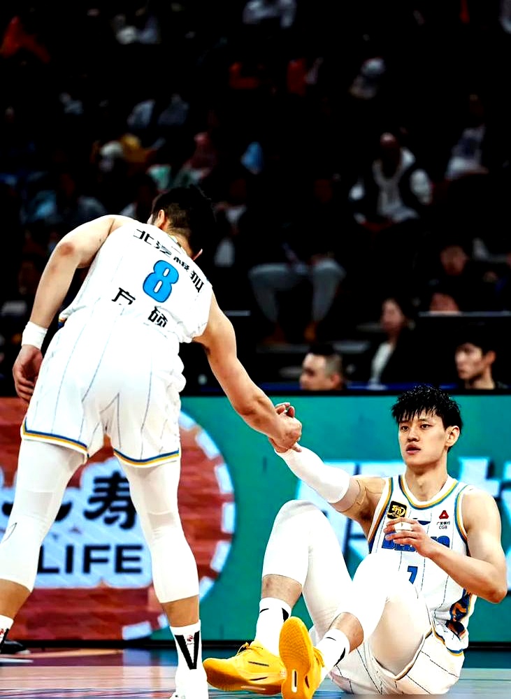 山东男篮击败对手，全队合作默契赢得比赛(山东男篮重磅调整)
