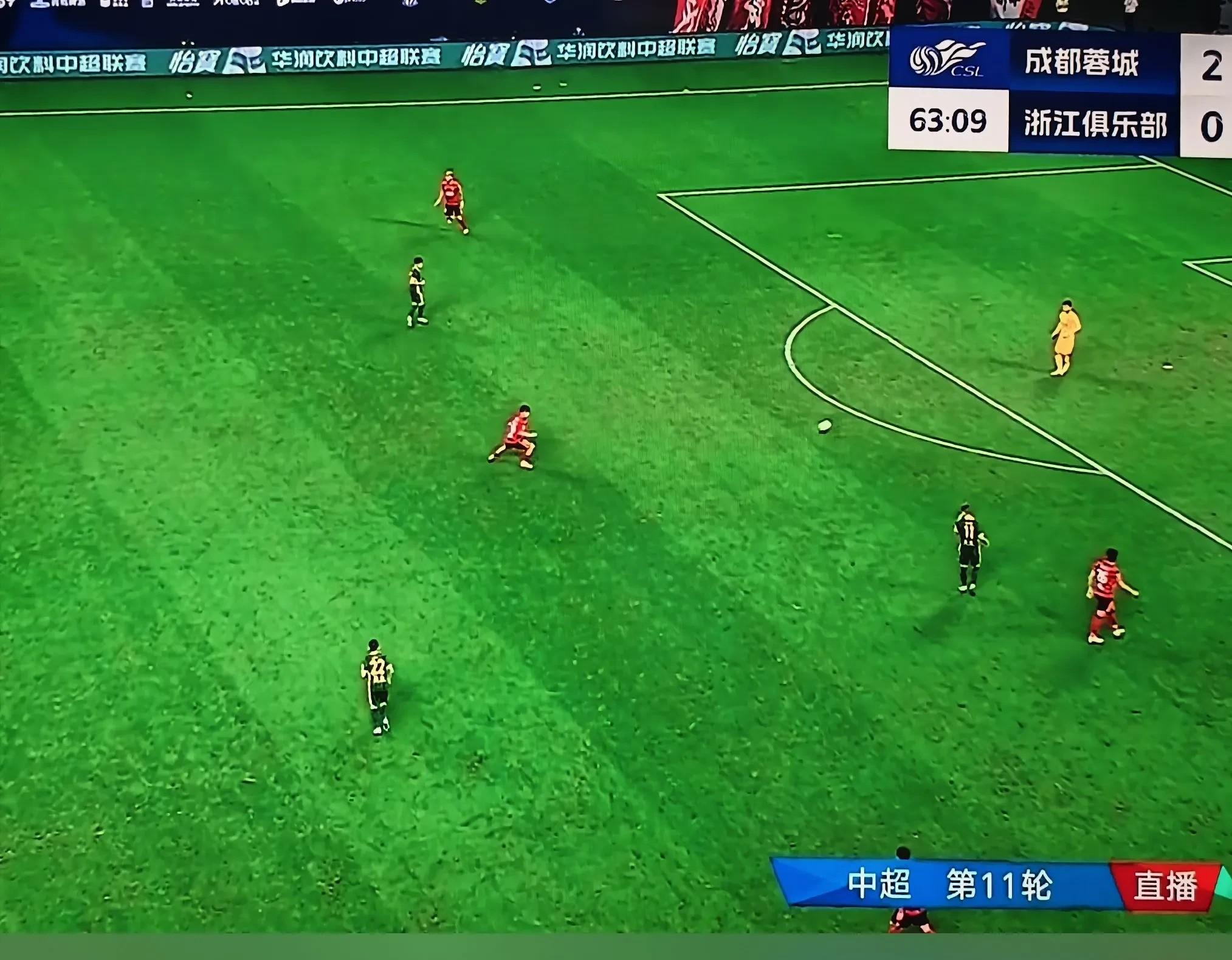 战火连绵的足球赛场上，任谁也挡不住的简单介绍